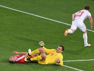 Shakiri marca e comemora gol da vitória da Suíça sobre a Sérvia (Foto: Patrick Hertzog/AFP)