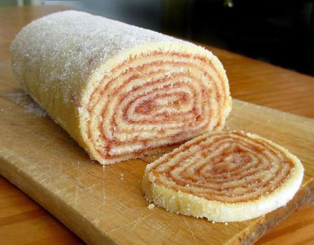 Nem pão de ló ou rocambole, Janete faz o bolo de rolo até em formato de boia 