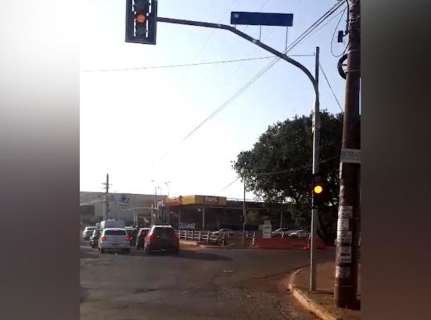 Semáforos intermitentes em cruzamentos da Ernesto Geisel deixam trânsito lento 