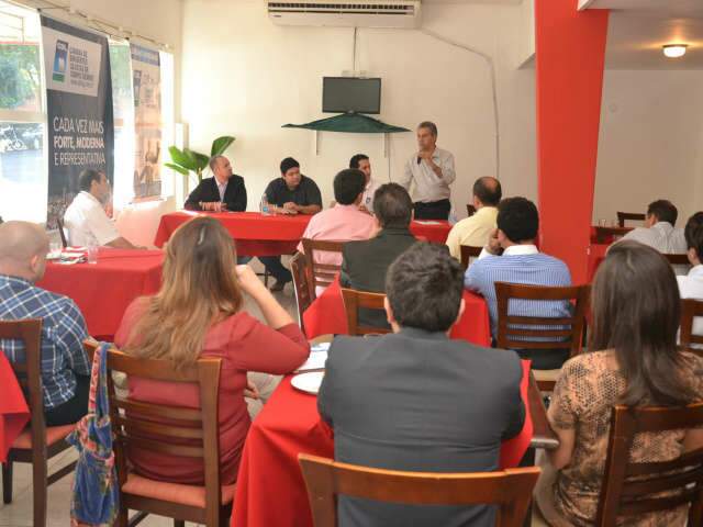  Em caf&eacute; da manh&atilde; com pol&iacute;ticos, empres&aacute;rios buscam apoio para pol&iacute;ticas p&uacute;blicas