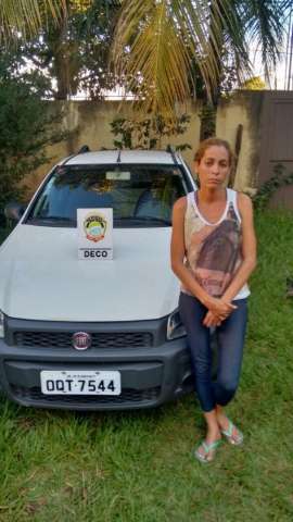 Mulher &eacute; presa com ve&iacute;culo roubado utilizado para o transporte de drogas