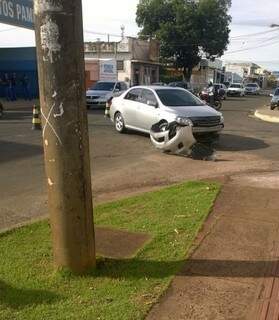 Após tentar conversão, carro colidiu em motocicleta. (Foto: Direto das Ruas)
