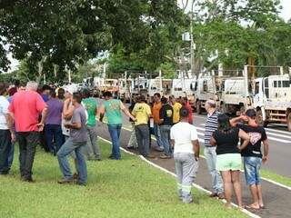 Motoristas se reúnem para começar novo protesto contra fechamento do aterro. (Foto: Marcos Ermínio)