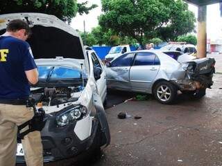 Durante a perseguição, fugitivo ainda bateu em um carro, já na área urbada (Foto: Tiago Apolinário/Da Hora Bataguassu)
