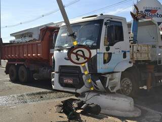 Acidente entre caminhões foi no cruzamento da Três Barras com a Zahran. (Foto: Simão Nogueira)