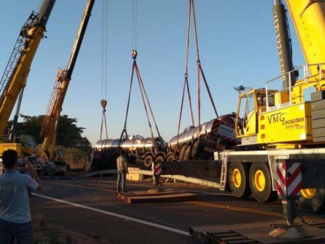 Equipes levam mais de 5 horas para guinchar carreta que tombou na BR-158