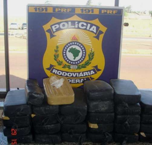 Homem esconde 30 kg de crack em fundo falso de ve&iacute;culo e &eacute; preso