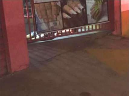 Homem &eacute; morto por policial durante tentativa de assalto no Centro 