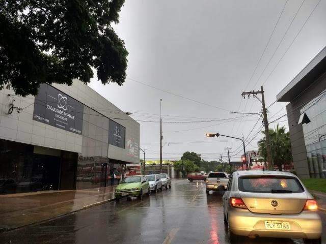 Dourados tem 40 mil&iacute;metros de chuva e temperatura cai 15 graus