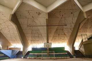 Fissuras no teto da quadra de esportes demonstram necessidade de reforma (Foto: Kisie Ainoã)