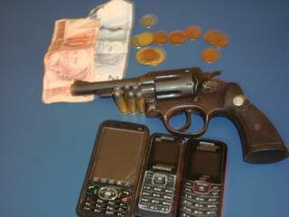Revólver de calibre 38, dinheiro, celulares e mais duas motos foram apreendidos hoje pela Polícia Militar do Pelotão do Nova Lima. (Divulgação).