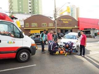 Acidente de táxi e motocicleta aconteceu na avenida Ceará. (Foto: Rodrigo Pazinato)
