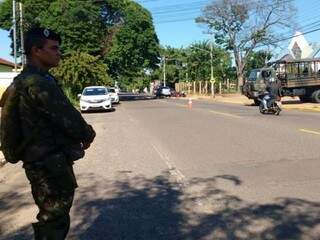 Militares durante operação do Exército nas ruas de Campo Grande na manhã de sábado (Foto: Willian Leite)