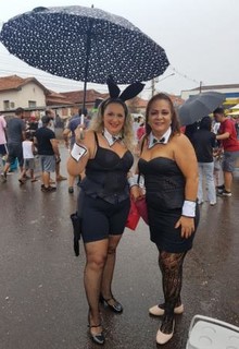Divas da Playboy sob o guarda-chuva.