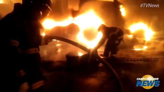 Imagens mostram carretas pegando fogo no p&aacute;tio da Receita Federal