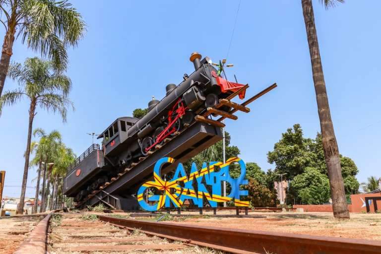 Monumento da Maria Fumaça homenageia importância do trem na história de Campo Grande. (Foto: Henrique Kawaminami)