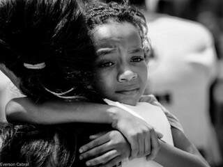 O abraço de quem não deixa você ir embora. (Foto: Everson Cabral)