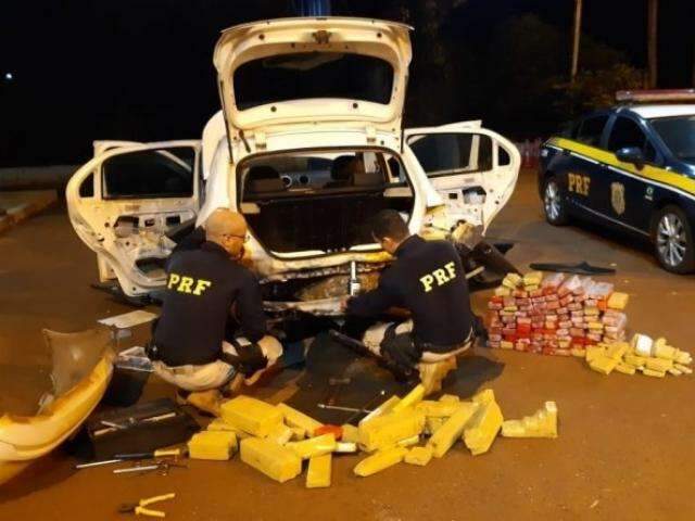 PRF apreende carro &quot;recheado&quot; de maconha em posto da BR-163