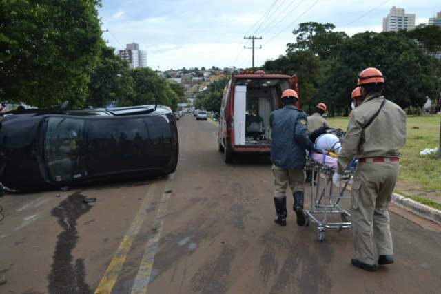  Carro tomba ao ser atingido por outro ve&iacute;culo em cruzamento na Capital 