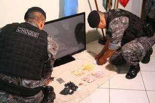 Polícia apreendeu dinheiro, arma, droga e eletroeletrônico. (Foto: Marcos Ermínio) 