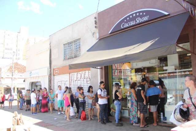 Loja vende ovos em 2h e consumidor faz fila por chocolate de &uacute;ltima hora