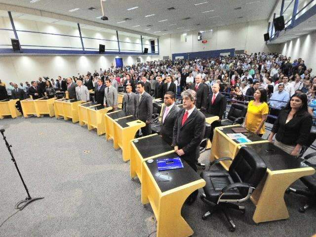 Primeira sess&atilde;o da C&acirc;mara Municipal come&ccedil;a com 40 minutos de atraso