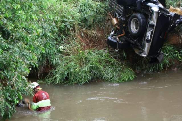 Acidente de Hilux matou mulher e 2 filhos; corpos j&aacute; foram retirados de rio