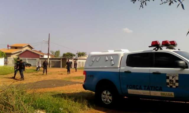 Dupla joga bomba e PM isola &aacute;rea residencial em bairro de Ponta Por&atilde;