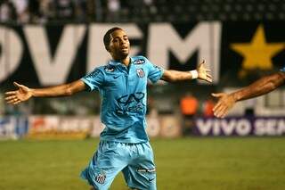 O atacante Giva comemorando um de seus dois gols, na vitória desta quinta-feira, diante do Mirassol (Foto: GazetaPress)