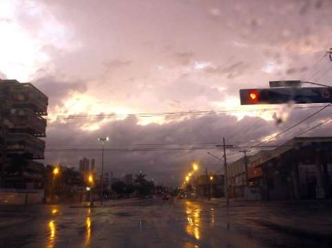 Domingo amanhece garoando e previsão é de chuva em todo Estado