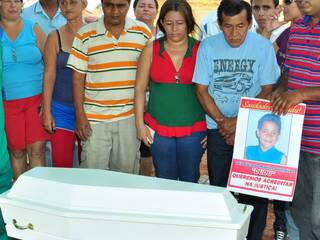 Somente este ano a família de Dudu pôde enterrar os restos mortais do menino. Foto: João Garrigó.