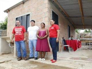 Funcionários do Sintracom junto dos donos da casa, Silvio e Maria. (Foto: Gerson Walber)