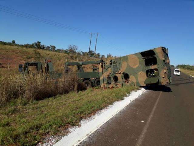Guincho tomba ap&oacute;s tentar desvirar blindado do Ex&eacute;rcito na MS-384