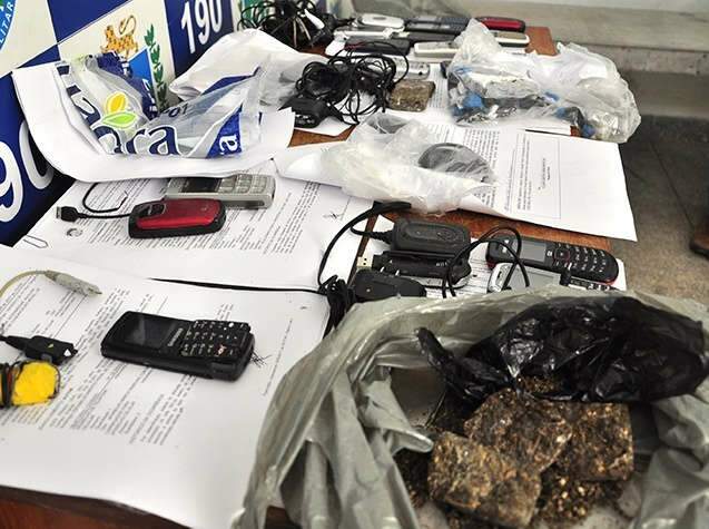 Pente-fino de 10 horas e com 105 PMs encontra drogas e celulares