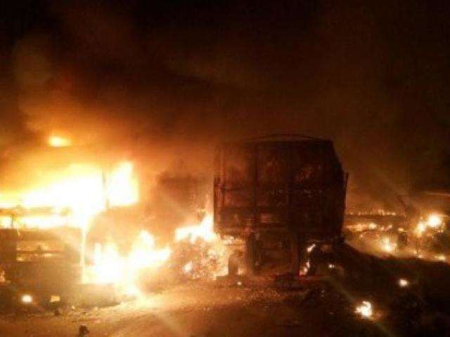 Colis&atilde;o entre 3 carretas provoca inc&ecirc;ndio e interdita rodovia
