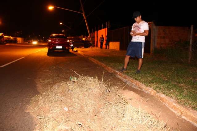 Lixo deixado pela prefeitura causa acidentes na Avenida Guaicurus