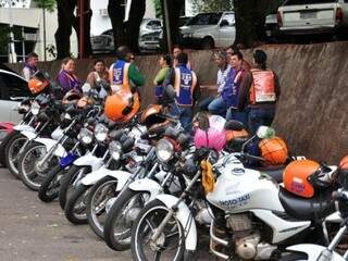 Mototaxistas reunidos em ponto em Campo Grande: aumento da tarifa era reivindicação antiga da categoria (Foto: arquivo)