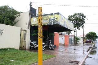 No Tiradentes, toldo de oficina é alternativa para usuários (Foto: Marcos Ermínio)