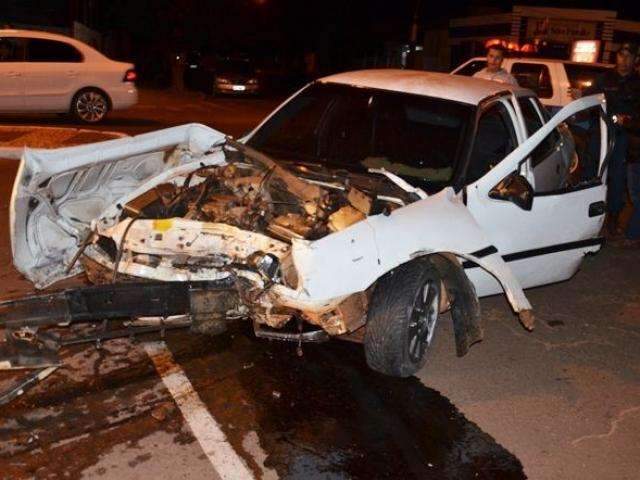 Sem controle, carro bate em ve&iacute;culo estacionado e invade loja veterin&aacute;ria
