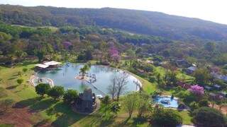 De cima é possível ver a lagoa, no formato redondo, onde as pessoas tomam banho  (Foto: Group Marketing Brasil)