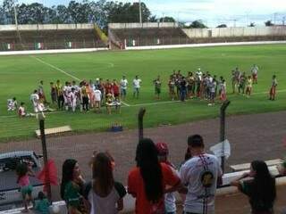 Fim de jogo no estádio Luiz Soares de Andrade, o Andradão (Foto: Direto das Ruas)