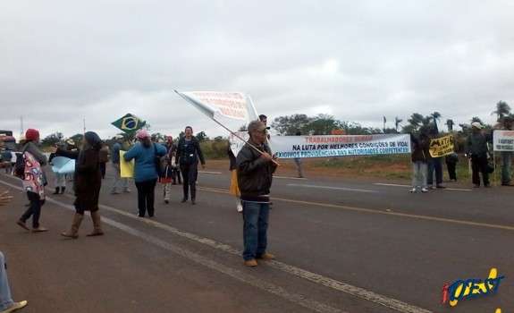 Trabalhadores rurais fazem protesto e bloqueiam trecho da BR-163 em Bandeirantes