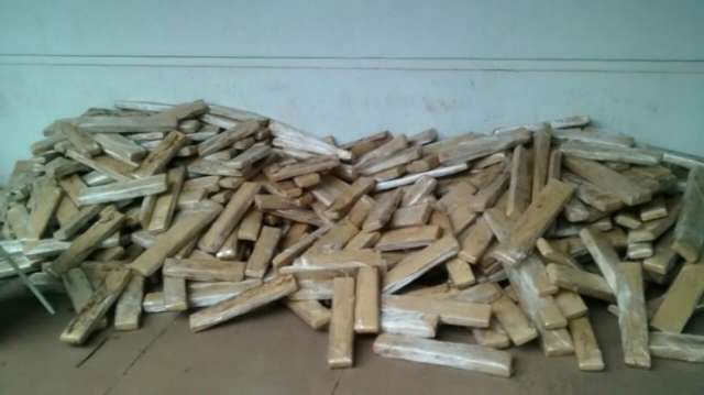 Carreta &eacute; apreendida com 528 kg de maconha e 54 kg de coca&iacute;na