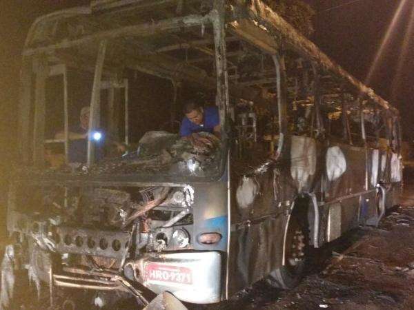 &Ocirc;nibus &eacute; atingido por pedra e passageira fica ferida no Caiob&aacute; 