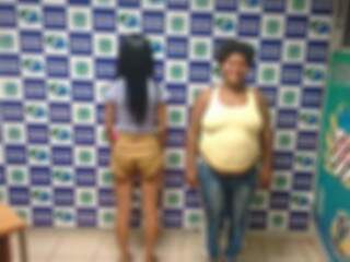 Mulher é presa por suspeita de induzir filha adolescente à prostituição Mulher é presa por suspeita de induzir filha adolescente à prostituição