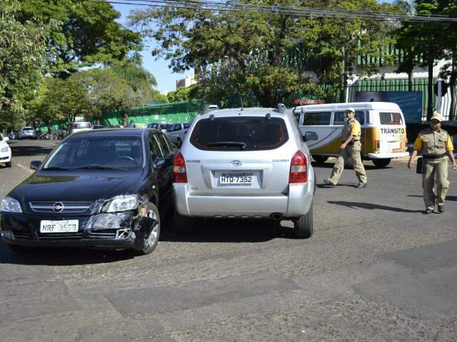  Motorista avan&ccedil;a cruzamento e bate em carro na esquina da rua da Paz com a Goi&aacute;s