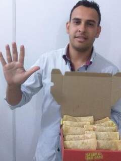 Peter mostra a caixa com 10 unidades de pasteis vendidos por R$ 10 (Foto: Arquivo Pessoal/ Vanuza Ramires)