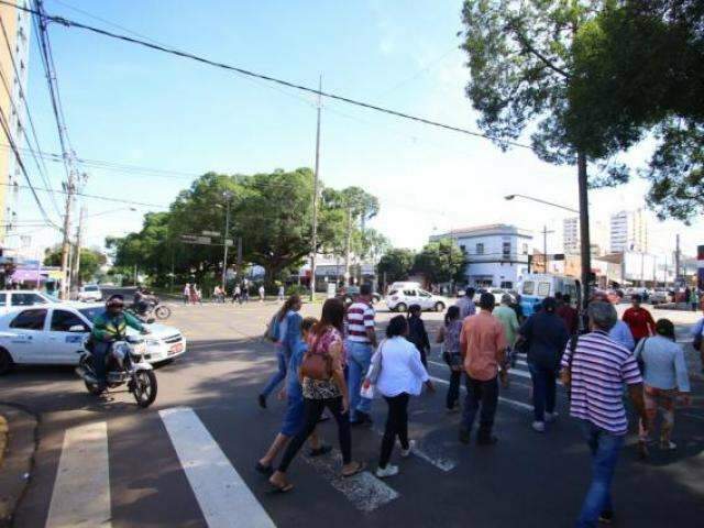 Para n&atilde;o correr riscos, dica &eacute; ter bom senso na hora de atravessar ruas