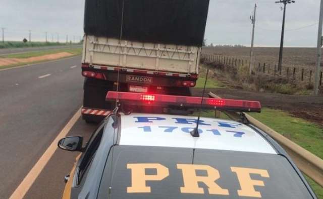 Motorista &eacute; preso com 200 mil ma&ccedil;os de cigarros contrabandeados