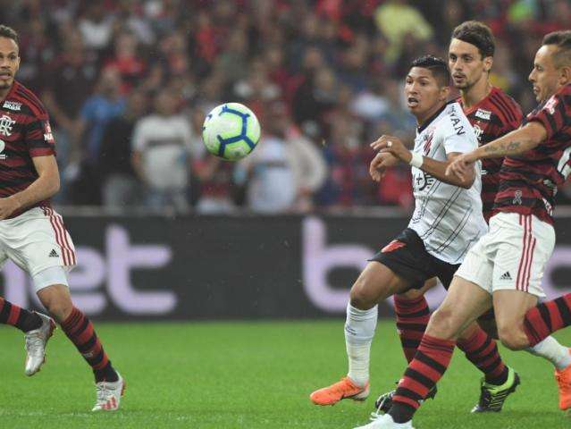 Nos p&ecirc;naltis, Athletico-PR elimina o Flamengo com um 3 a 1 